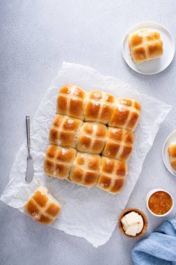 Tereyağı ve portakal reçeli ile servis edilen sıcak haç çörekleri, Paskalya brunch 'ı ya da kahvaltı tarifi