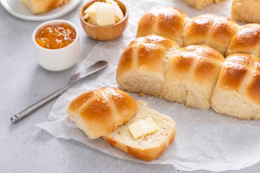 Tereyağı ve portakal reçeli ile servis edilen sıcak haç çörekleri, Paskalya brunch 'ı ya da kahvaltı tarifi