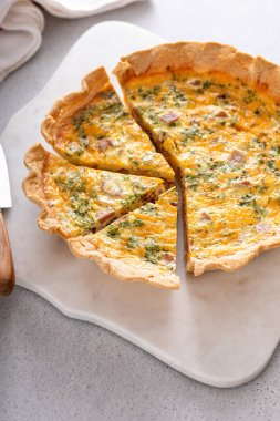 Jambonlu peynirli kiş, Paskalya brunch 'ı ya da kahvaltı tarifi.