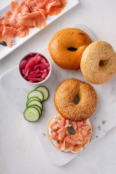 Krem peynirli simit, füme somon ve taze salatalık, susamlı simit.