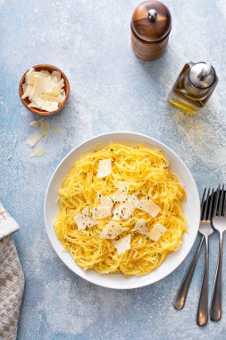 Spagetti kabağı kızartılmış ve parçalanmış zeytinyağı ve parmesan ile servis edilmiş, düşük karbonhidrat tarifi fikri, genel görünüm