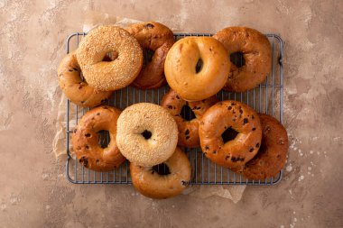 Kahvaltı için taze pişmiş simit çeşitleri sade, susamlı ve tarçınlı üzümlü.