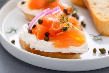 Somon crostini ya da füme somon, krem peynir ve kapari ile bruschetta yapıyorum.