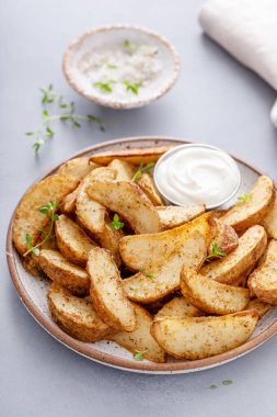Parmesanlı kızarmış patates ve soslu krema, meze fikri.