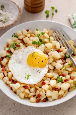Jambonlu patates ya da kahvaltıda kızarmış yumurtalı jambonlu jambon.