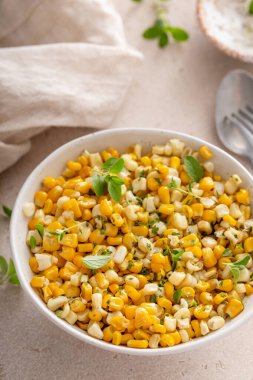 Tereyağı ve taze otla sotelenmiş mısır, meze fikri.
