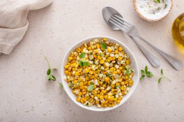 Tereyağı ve taze otla sotelenmiş mısır, meze fikri.