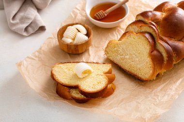 Masada tereyağıyla servis edilen ballı ev yapımı challah.