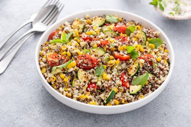 Taze domatesli, ızgara kabaklı ve mısırlı sebzeli kinoa salatası.