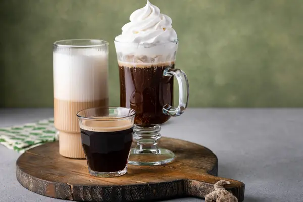 Változatos Kávé Italok Zöld Alapon Kávé Tejszín Likőr Latte Stock Kép