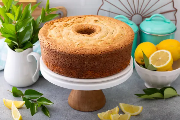 Zitronenmohn Pfund Kuchen Ganze Bündel Kuchen Auf Einem Kuchenstand lizenzfreie Stockbilder