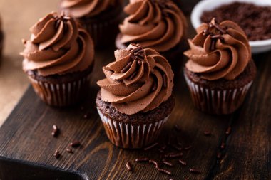 Çikolatalı ganache kremalı ve çikolatalı kekler.