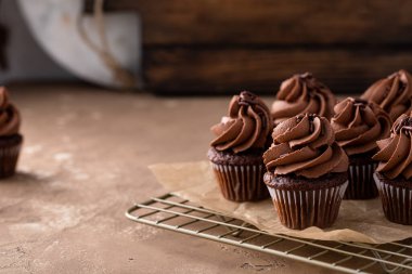 Çikolatalı ganache kremalı ve çikolatalı kekler.