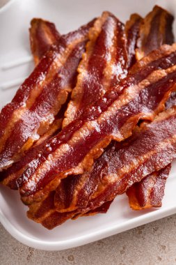 Hindi pastırması servis tabağında pişirilmeye hazır.