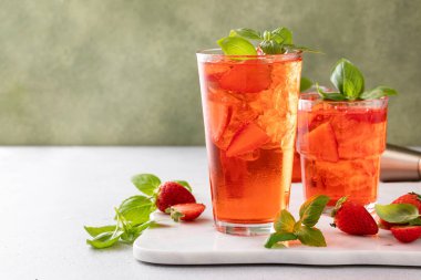 Soğuk ve ferahlatıcı çilekli fesleğen kokteyli, bahar veya yaz kokteyli veya mocktail fikri