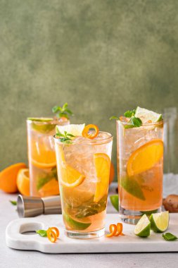 Limonlu ve naneli uzun bardaklarda portakal ve limonlu mojito kokteyli.