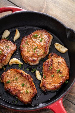 Sarımsak ve otlarla kurutulmuş domuz pirzolası.