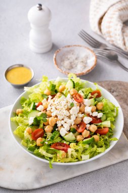 Öğle yemeğinde taze sebzeler, nohut ve feta ile sağlıklı bir salata.