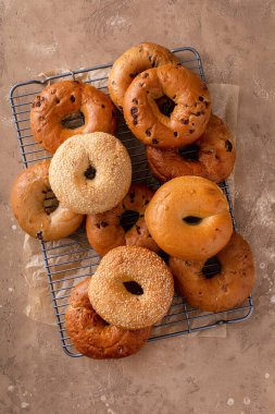 Kahvaltı için taze pişmiş simit çeşitleri sade, susamlı ve tarçınlı üzümlü.