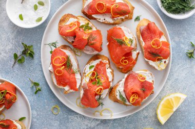 Krem peynirli, dereotlu ve limonlu füme somon crostini.