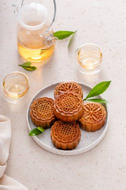 Çin Sonbahar Festivali veya Ay Festivali için geleneksel ay çörekleri çay ile servis edilir