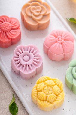 Geleneksel kar keki Çin Ortabahar Festivali ya da Ay Festivali için çay ile servis edilir.