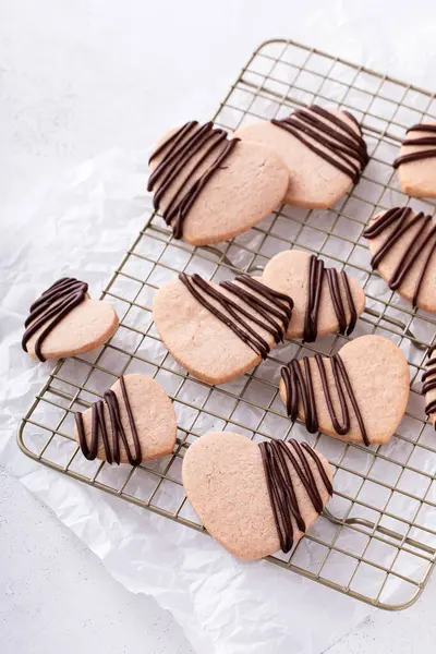 Herzförmige Kekse Mit Erdbeergeschmack Beträufelt Mit Dunkler Schokolade Auf Einem Stockbild