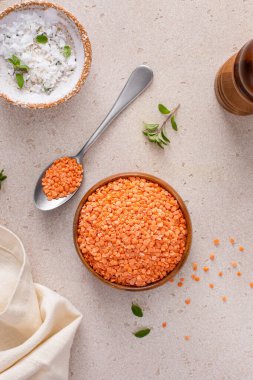 Kırmızı mercimek pişmeye hazır, sağlıklı vegan protein kaynağı.