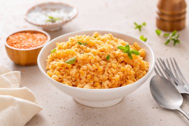 Bir kasede pişirilmiş kırmızı mercimek, sağlıklı vegan protein kaynağı, et alternatifi