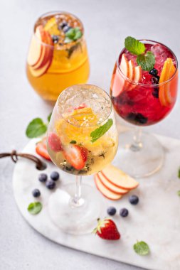 Taze meyveli taze sangria ve kırmızı beyaz şaraplı meyveler
