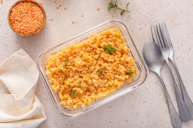 Yemek hazırlama kabında pişirilmiş kırmızı mercimek sağlıklı vegan protein kaynağı, et alternatifi