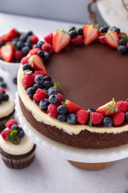 Çikolatalı ganache ve taze böğürtlenli klasik cheesecake.