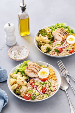 Kızarmış tavuk, kızarmış sebze, taze marul, pişmiş mercimek, kuskus salatası ve haşlanmış yumurta.