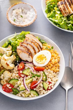 Kızarmış tavuk, kızarmış sebze, taze marul, pişmiş mercimek, kuskus salatası ve haşlanmış yumurta.