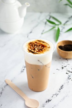 Soğuk köpüklü ve karamelize şekerli Brulee sütlü çay.