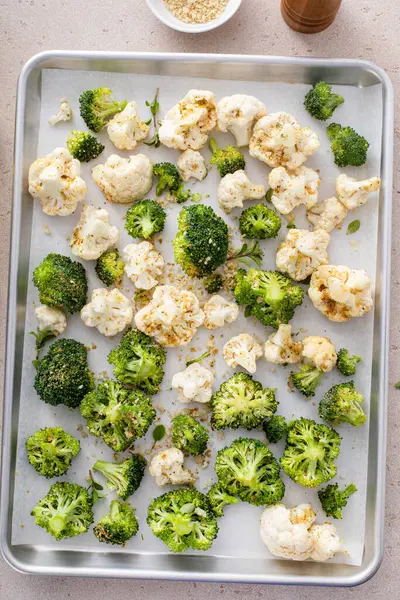 Broccoli Och Blomkålsblommor Plåt Redo Att Rostas Med Kryddor Brödsmulor Royaltyfria Stockfoton