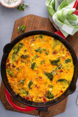 Sağlıklı frittata ya da brokoli ve kırmızı biberli kiş. Çedar peyniri ve domuz pastırması ile kaplanmış.