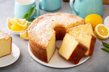 Üzerine pudra şekeri serpilmiş bir tavada pişirilmiş limonlu kek.