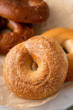 Kahvaltı, susam, tarçın ve simit için taze pişmiş simit hazır.