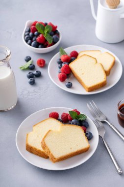 Taze böğürtlen, çikolata şurubu ve kahve ile servis edilen yarım kilo kek dilimleri.