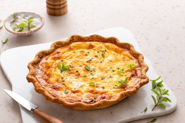 Somon ve peynirli kiş. Kahvaltıda taze pişmiş otlar ve turta.