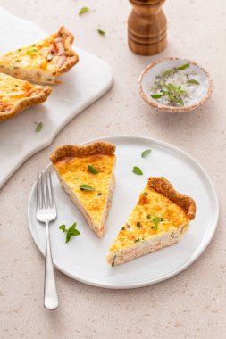 Somon ve peynirli kiş. Kahvaltıda taze pişirilmiş ve dilimlenmiş otlar.