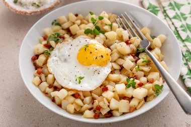 Lezzetli patates kızartması, kıtır kıtır pastırma, üstüne de yumurta.