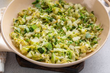 Sotelenmiş yapraklı yeşillik ve otlarla dolu bir tavanın yakın çekimi, servis için hazır.