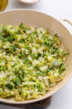 Sotelenmiş yapraklı yeşillik ve otlarla dolu bir tavanın yakın çekimi, servis için hazır.