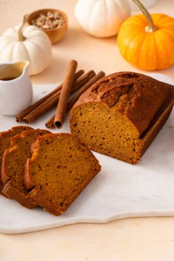 Pumpkin ekmeği servis panosunda taze dilimlenmiş, Şükran Günü tatlı fikri.