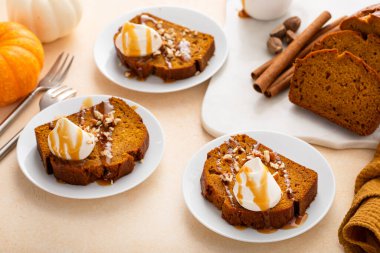 Krem şantili, cevizli ve karamelli balkabağı ekmeği, Şükran Günü tatlı fikri.