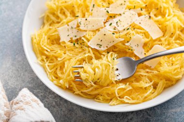 Spagetti kabağı kızartıldı ve ayrıldı zeytinyağı ve parmesan ile servis edildi, düşük karbonhidrat tarifi fikri, çatalla birlikte.