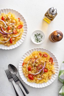 Kırmızı soğanla kaplı nohut ve domatesli spagetti kabağı, düşük karbonhidrat ve vegan yemek tarifi, genel görünüm.