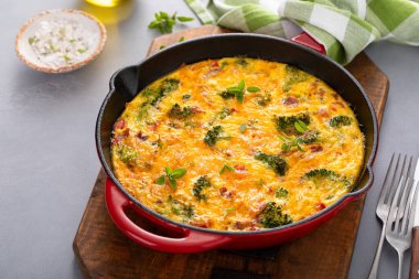 Sağlıklı frittata ya da brokoli ve kırmızı biberli kiş. Çedar peyniri ve domuz pastırması ile kaplanmış.
